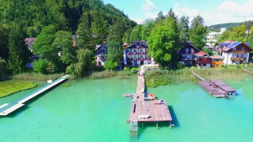 eine Luftansicht eines Docks auf einem Fluss mit Häusern in der Unterkunft Haus am See in Sankt Kanzian am Klopeiner See