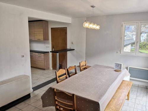 une cuisine et une salle à manger avec une table et des chaises dans l'établissement Villa plain-pied avec piscine privée, jardin et WIFI - Proche Trégastel et Perros-Guirec - FR-1-368-86, à Pleumeur-Bodou