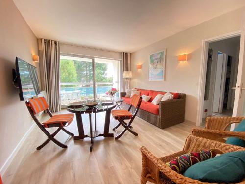 un salon avec une table et un canapé dans l'établissement Appartement 2 pièces avec terrasse, garage, et ascenseur, jusqu'à 4 couchages - La Baule Centre - FR-1-245-124, à La Baule