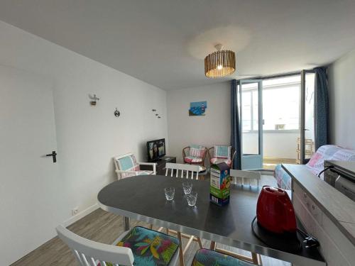 - un petit salon avec une table et des chaises dans l'établissement Appartement rénové à neuf, 4 couchages, balcon ensoleillé, parking privé, proche plage et commerces - FR-1-224C-173, à Saint-Hilaire-de-Riez