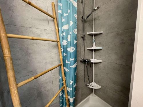 La salle de bains est pourvue d'une douche et de 2 étagères. dans l'établissement Appartement rénové à neuf, 4 couchages, balcon ensoleillé, parking privé, proche plage et commerces - FR-1-224C-173, à Saint-Hilaire-de-Riez