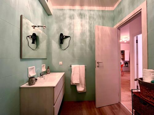 Grazioso Appartamento con Piscina e Terrazza في بورتو سانتا مارغريتا دي كاورل: حمام مع حوض ومرآة