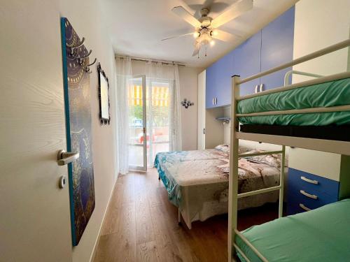 เตียงสองชั้นในห้องที่ Grazioso Appartamento con Piscina e Terrazza