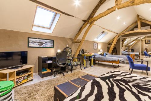 TV/trung tâm giải trí tại La mansarde des Sources