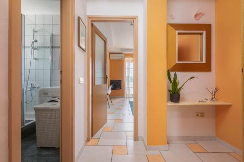 łazienka z żółtymi ścianami i korytarzem w obiekcie City Centar Apartments w Makarskiej