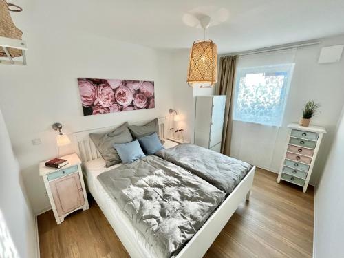 Habitación pequeña con cama y mesita de noche en Fewo Jever Haus Kachelotplate, en Hooksiel