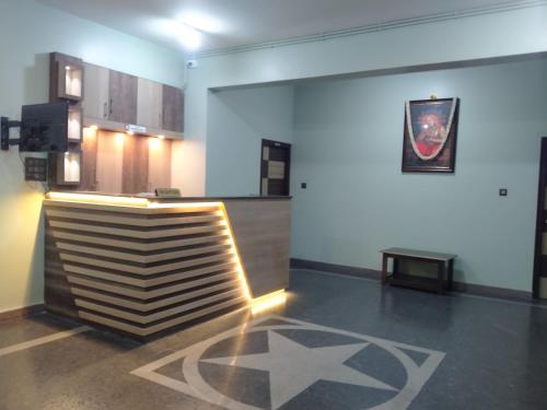 Pokój z blatem z dwoma gwiazdkami na podłodze w obiekcie HONNASIRI RESIDENCY w mieście Shivamogga