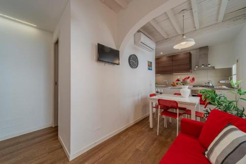 - un salon avec un canapé rouge et une table dans l'établissement 32 nero - Florence Apartment San Niccolò, à Florence