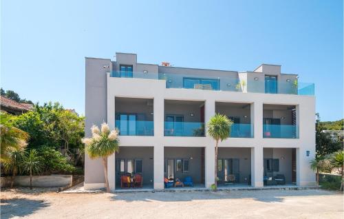 Gorgeous Apartment In Sutivan With Wifi