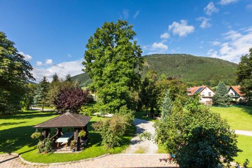 einen Luftblick auf einen Garten mit einem Pavillon in der Unterkunft Frühstückspension Rottensteiner in Otterthal