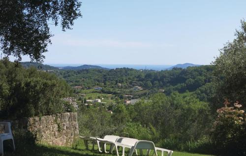 un groupe de chaises assises au sommet d'une colline dans l'établissement Stunning Home In Châteauneuf De Grasse, à Opio
