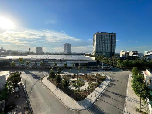 una strada vuota con un edificio in città di Phú Quý Hotel a Thanh Hóa