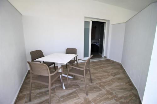 a dining room with a white table and chairs at Ishel Trafalgar in Zahora
