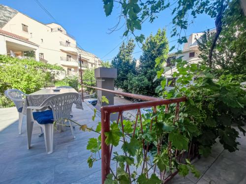 a balcony with a table and chairs on a patio at Apartman Biljana in Makarska