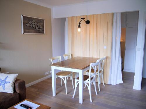 a dining room table and chairs in a room at Strandperle 4 in Scharbeutz
