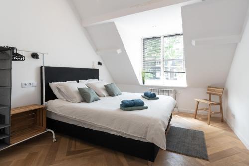 - une chambre avec un lit et 2 serviettes bleues dans l'établissement Raam Studio's, à Amsterdam