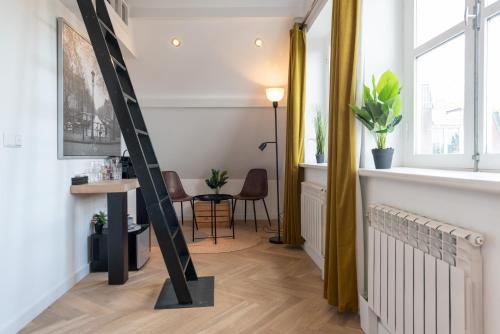 a hallway with a black and white pole in a room at Raam Studio's in Amsterdam