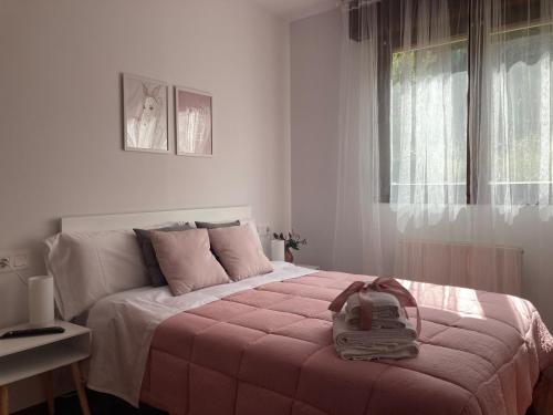 a bedroom with a large bed with a pink blanket at Apartamentos Las Brisas, Ojedo-Potes in Ojedo