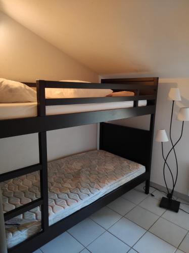 Ένα ή περισσότερα κρεβάτια σε δωμάτιο στο Logis Hôtel Restaurant Gîte La Bastide du Vébron
