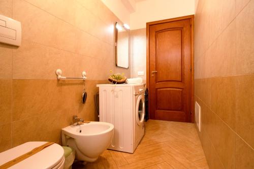 トルトリにあるStella Marisの小さなバスルーム(トイレ、シンク付)