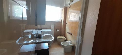 A bathroom at Numana centro a 500 mt mare, trilocale con 2 camere a letti piani, 1 posto auto