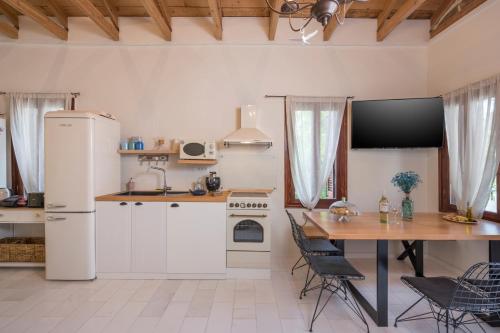 Virtuvė arba virtuvėlė apgyvendinimo įstaigoje Belle Epoque Halepa's House & Studio
