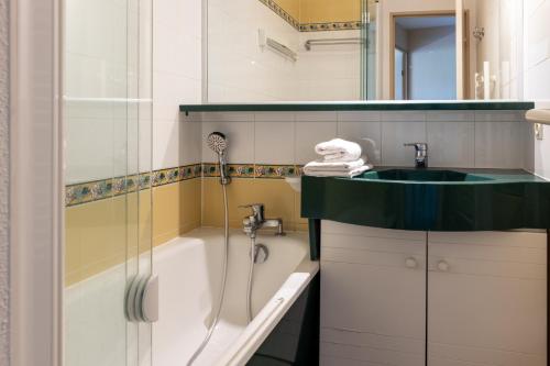 Et badeværelse på Palombes - Joli Appartement Piscine