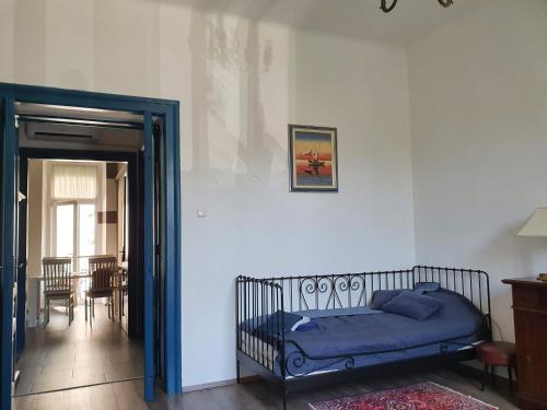 - une chambre dotée d'un lit avec des draps bleus dans l'établissement Apartment Tina, à Pula