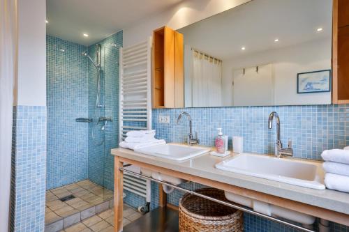 a bathroom with two sinks and a shower at Westcoast in Hörnum