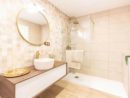 a bathroom with a sink and a mirror at Casa Valentina in Dúrcal