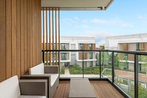 a balcony with a view of a building at Botanica Prestige - 2 sypialnie, parking w Jelitkowie by Lion Apartments in Gdańsk