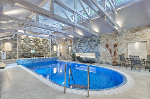 Bazén v ubytování Spa Hotel Villa Ritter nebo v jeho okolí