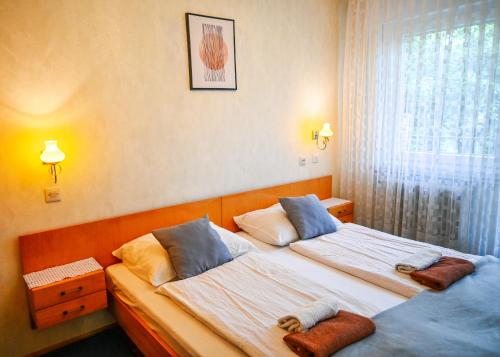 1 dormitorio con 2 camas individuales y ventana en Guest House Ivanka, en Bled