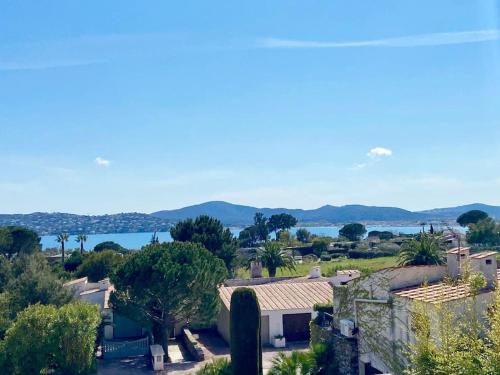 een luchtzicht op een klein stadje met een meer bij Villa-Golfe de Saint-Tropez/Accès plage privée in Grimaud