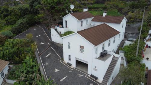 an aerial view of a white house at PICO HOLIDAY RENTALS, Casa Do Avô Faidoca in Calheta de Nesquim