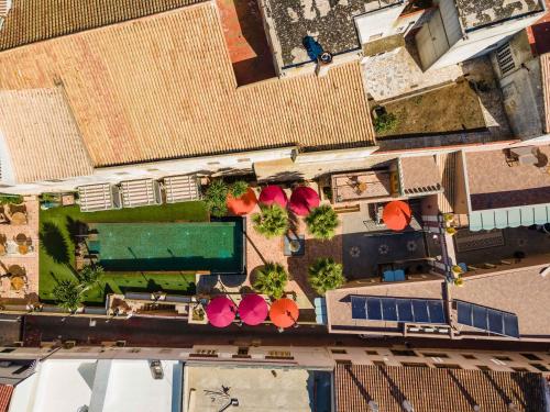 an overhead view of a building with a pool at Vila Origens Boutique Hotel Albufeira – Adults Only in Albufeira