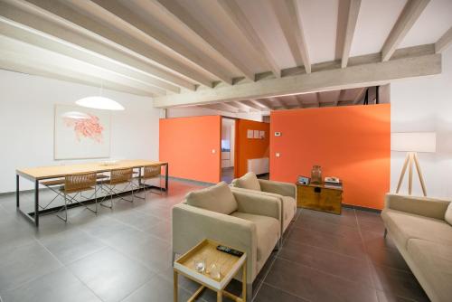 - un salon avec un canapé et une table dans l'établissement Can Cabrit, à Alaró