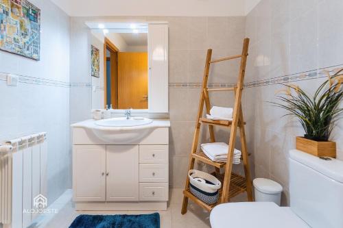 un baño con una escalera junto a un lavabo y un espejo en Sun Wave Apartment - Santa Cruz, en Santa Cruz