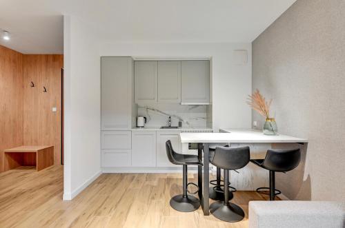 Kuchyňa alebo kuchynka v ubytovaní Prestige Apart Gdańsk