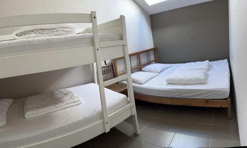 Łóżko lub łóżka piętrowe w pokoju w obiekcie Maneschijn****