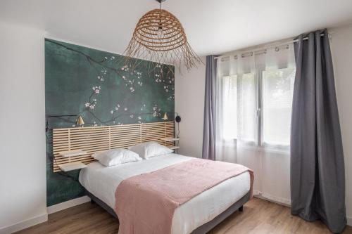 a bedroom with a bed and a large window at Green Lodge - Piscine chauffée et grand Jardin à proximité des Plages de Pléneuf Val-André in Saint-Alban