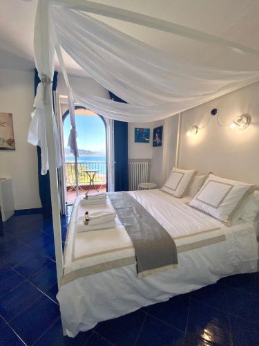 Postel nebo postele na pokoji v ubytování Residence Villa Giordano sea view Amalfi Coast
