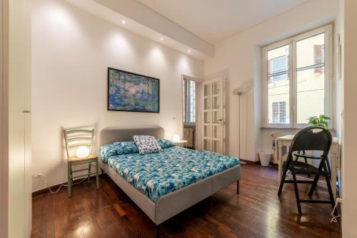1 dormitorio con 1 cama, mesa y sillas en Piazza Bologna Apartments, en Roma