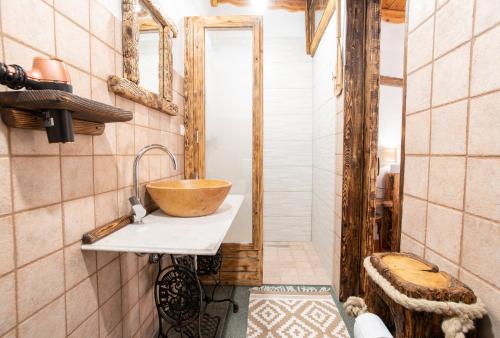 ein Badezimmer mit einer Holztasche auf einem Waschbecken in der Unterkunft Casa Coronica in Sečovlje