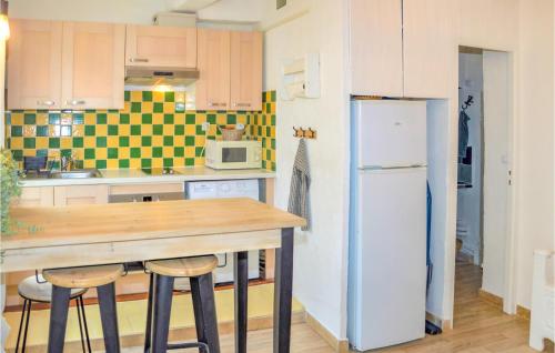 une cuisine avec une table et un réfrigérateur dans l'établissement 1 Bedroom Gorgeous Apartment In Barjols, à Barjols