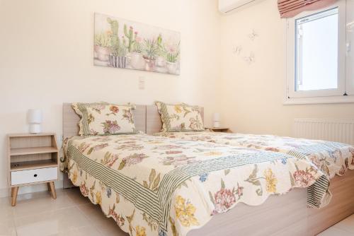 Кровать или кровати в номере Villa Paris with Rooftop & Jacuzzi