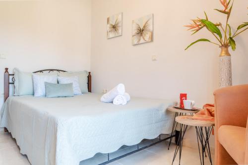 Un pat sau paturi într-o cameră la Villa Paris with Rooftop & Jacuzzi