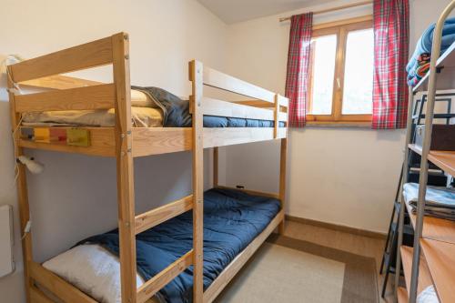Pokój z łóżkiem piętrowym z 2 łóżkami piętrowymi i oknem w obiekcie [PRATO NEVOSO] Dépendance di montagna w mieście Prato Nevoso