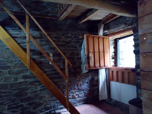 escalera de madera en una habitación con ventana en Cabaña del Zapatero El Bierzo Ponferrada, en Valdecañada