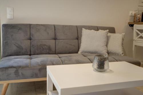 a living room with a couch and a white table at Villa Doreta in Roda